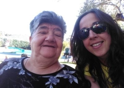 Este verano ayuda a llevar de vacaciones a 50 personas mayores solas, lejos del calor y la soledad