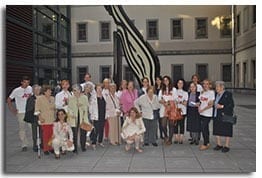 Amigos de los Mayores visita la exposición de Dali con AON