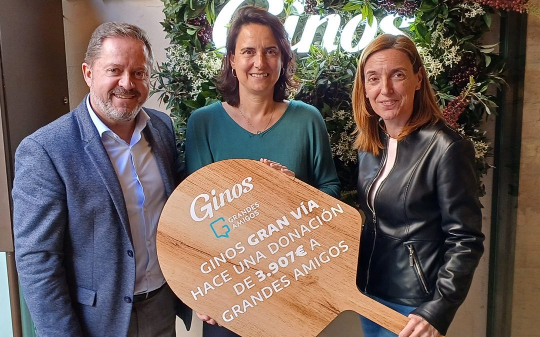 El restaurante GINOS de Gran Vía dona casi 4.000 euros a la Fundación Grandes Amigos para ayudar y acompañar a las personas mayores en soledad