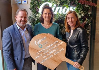 El restaurante GINOS de Gran Vía dona casi 4.000 euros a la Fundación Grandes Amigos para ayudar y acompañar a las personas mayores en soledad